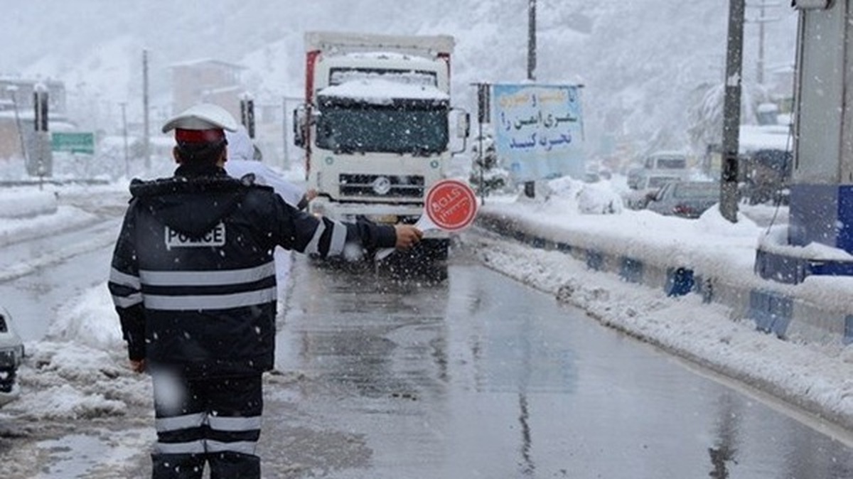 بارش باران و برف، مه و ترافیک سنگین در آزادراه‌ها