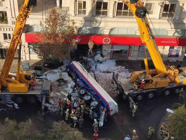 تانکر نفت کش غیر قانونی وارد حریم شهری شد تانکر نفت کش غیر قانونی وارد حریم شهری شد