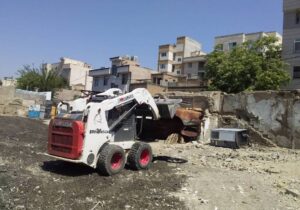 جمع‌آوری‌ نخاله و ضایعات ریزشی از محوطه زمین بایر خیابان‌گوته در منطقه ۱۲