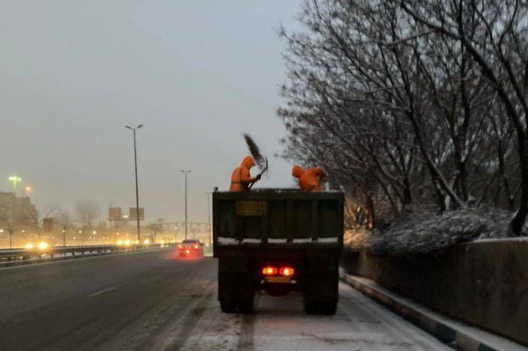 برف‌روبی و رفع لغزندگی در معابر منطقه ۱۳ بدون ایجاد مشکل در تردد شهروندان