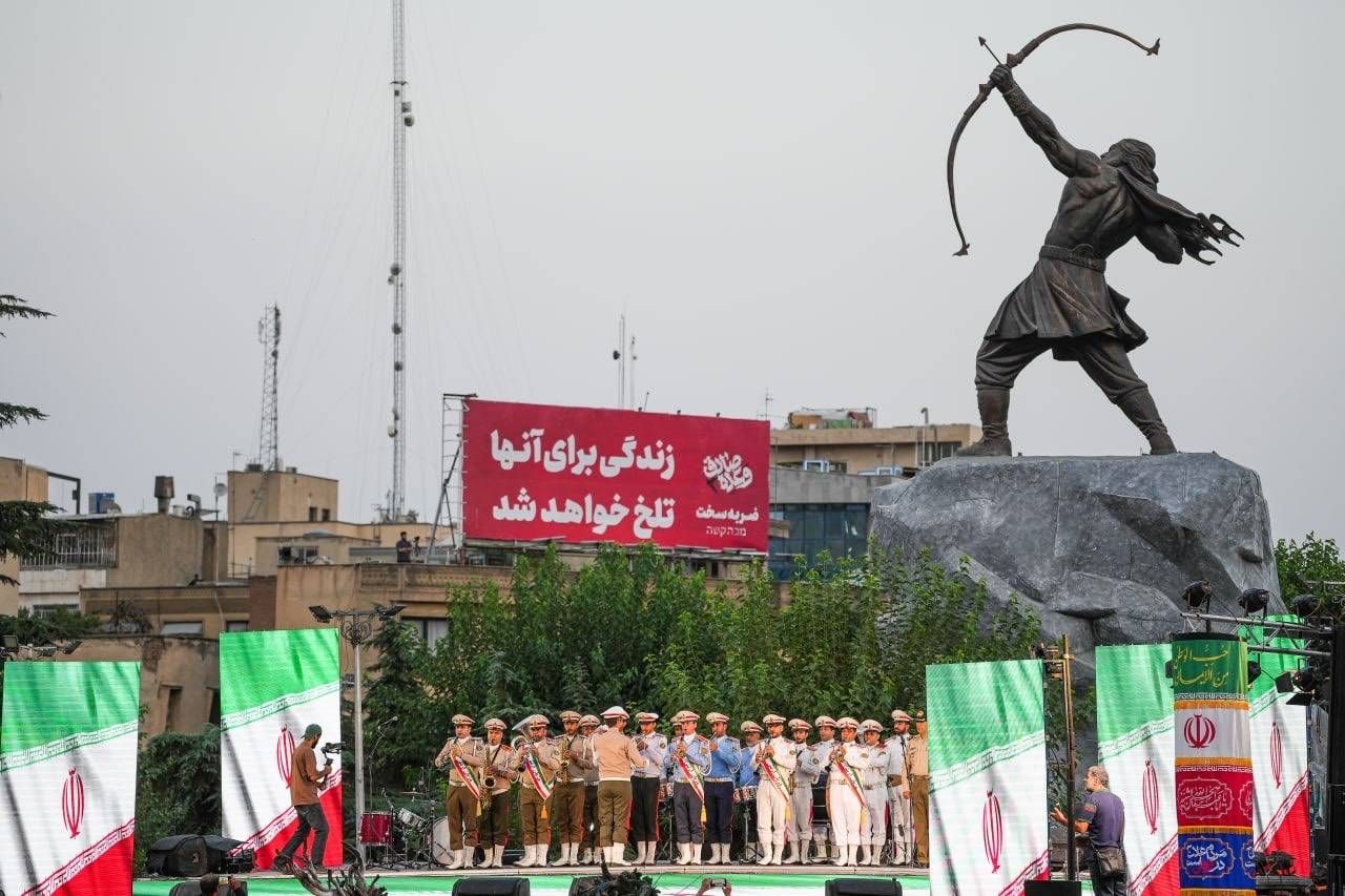 برگزاری برنامههای حماسی و آیینی “آرش سرباز ایران” در میدان ونک برگزاری برنامههای حماسی و آیینی “آرش سرباز ایران” در میدان ونک