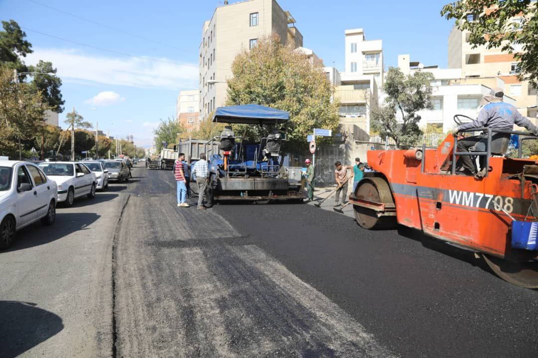 بهسازی خیابان بهمنیار در محور الگوی خدمت منطقه۱۹ با پخش ۱۵۰۰ تن آسفالت 