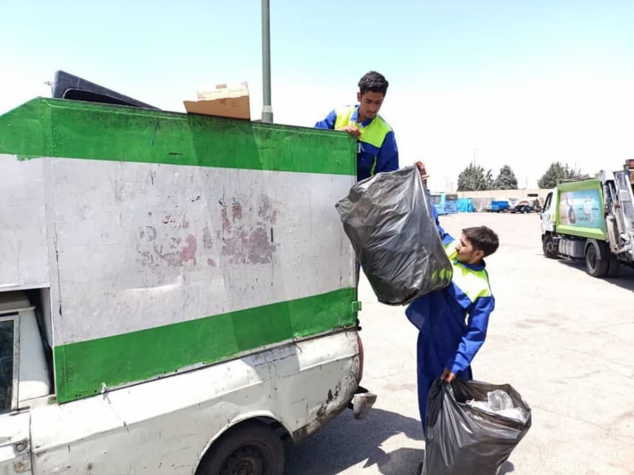 جمعآوری یک و نیم تن پسماند خشک در مراسم سیوششمین سالگرد ارتحال امام خمینی (ره) جمعآوری یک و نیم تن پسماند خشک در مراسم سیوششمین سالگرد ارتحال امام خمینی (ره)