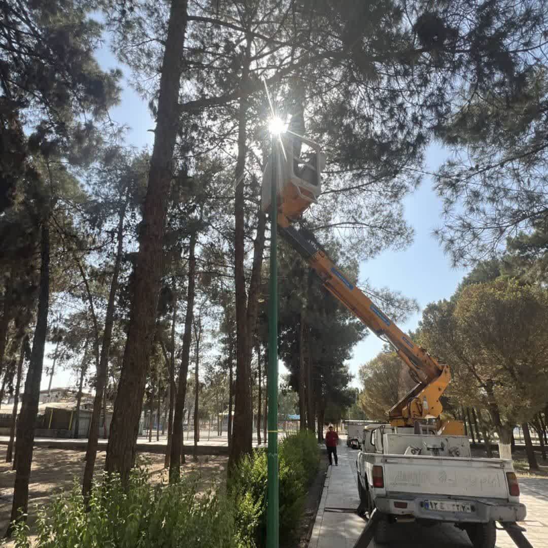 ارتقا روشنایی بوستانهای منطقه ۱۹ با نصب بیش از 350 پروژکتور ارتقا روشنایی بوستانهای منطقه ۱۹ با نصب بیش از 350 پروژکتور