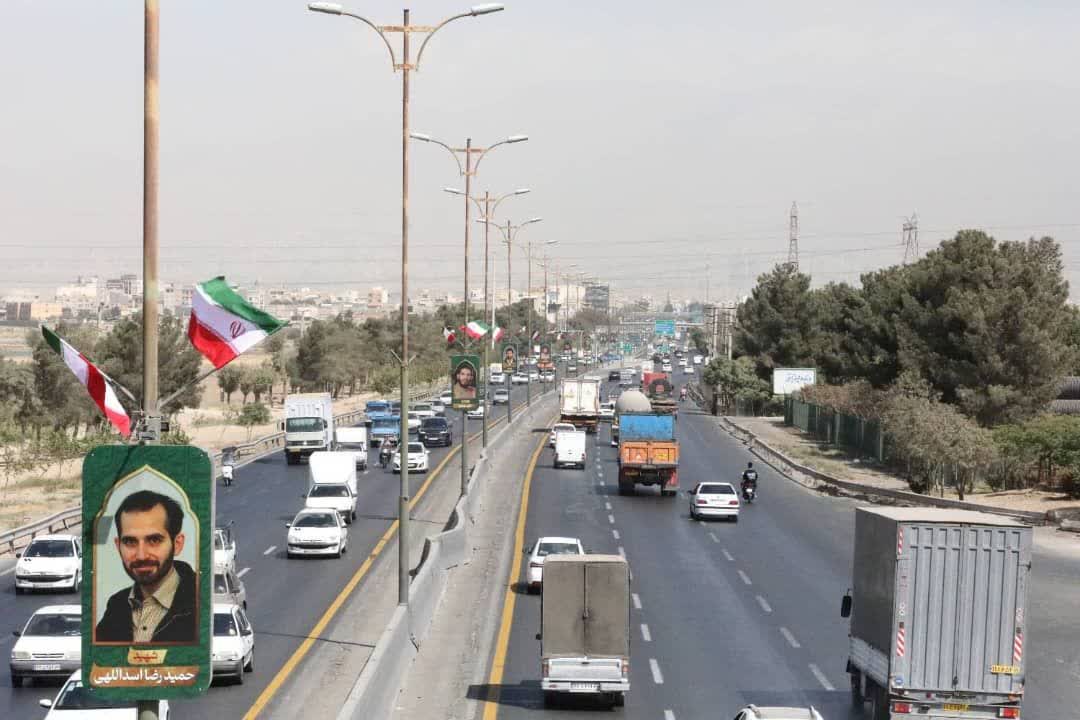 بزرگراه شهید هاشمی با ۲۱۶ پرچم، تمثال شهدا و نورپردازی ویژه آراسته شد