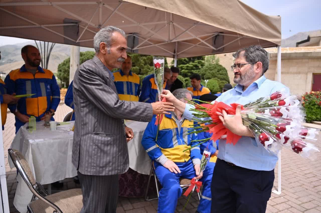 کارگران قشر زحمتکش و پر تلاش جامعه هستند و باید قدردان آنان بود