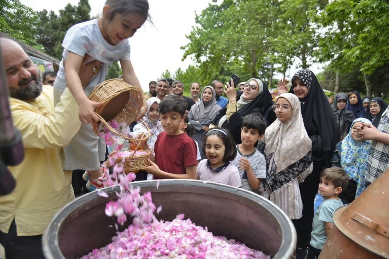 برپایی جشنواره گلابگیری در منطقه یک همزمان با دهه کرامت برپایی جشنواره گلابگیری در منطقه یک همزمان با دهه کرامت