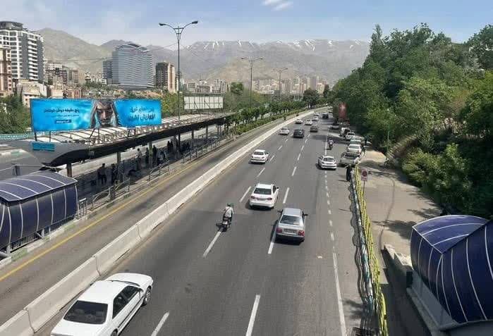 حذف گاردریلهای فلزی در بزرگراه شهید چمران حذف گاردریلهای فلزی در بزرگراه شهید چمران