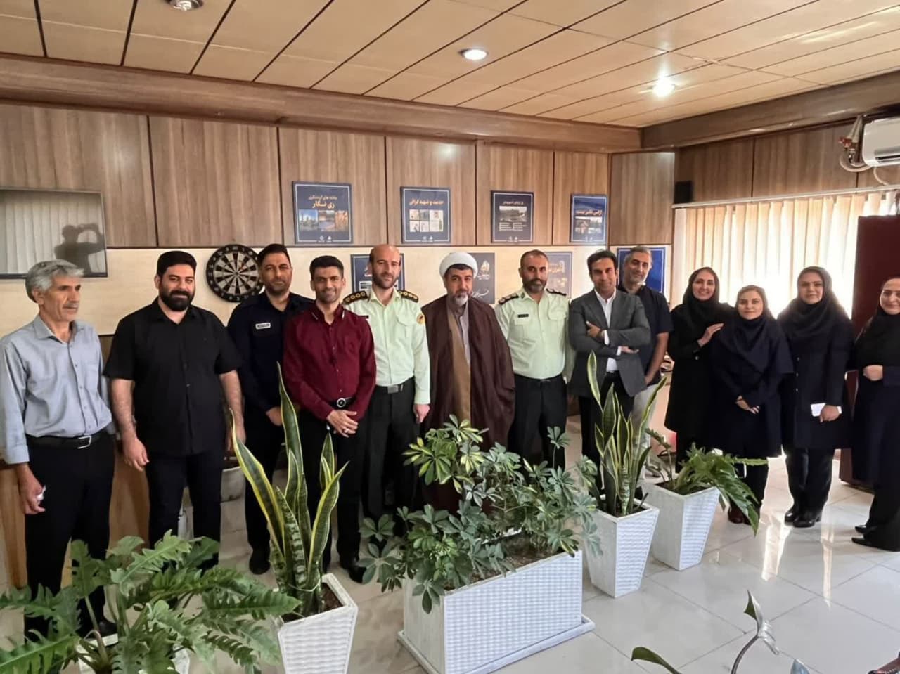 حجتالاسلام معبودی، مشاور شهردار در امور دینی، و سرهنگ حسن محمدی، فرمانده جدید یگان حفاظت شهرداری منطقه ۲۰، با کارکنان روابط عمومی دیدار کردند حجتالاسلام معبودی، مشاور شهردار در امور دینی، و سرهنگ حسن محمدی، فرمانده جدید یگان حفاظت شهرداری منطقه ۲۰، با کارکنان روابط عمومی دیدار کردند
