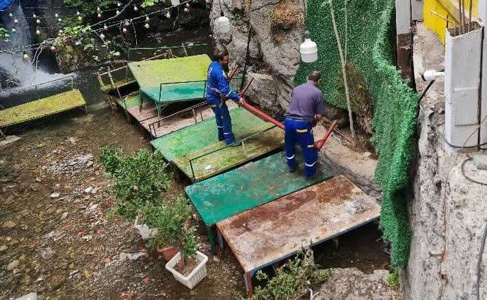 جمعآوری تختهای غیرمجاز از بستر رودخانه دربند جمعآوری تختهای غیرمجاز از بستر رودخانه دربند