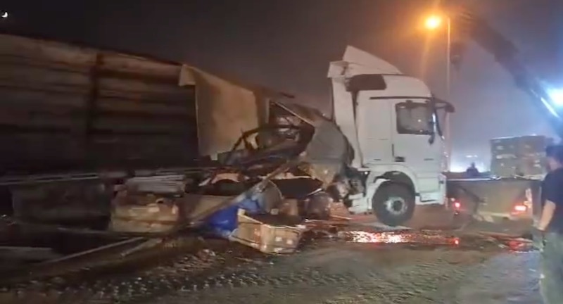 انحراف تریلی حامل باتری در آزادراه قزوین–کرج/ سه مصدوم و ترافیک ۷ کیلومتری