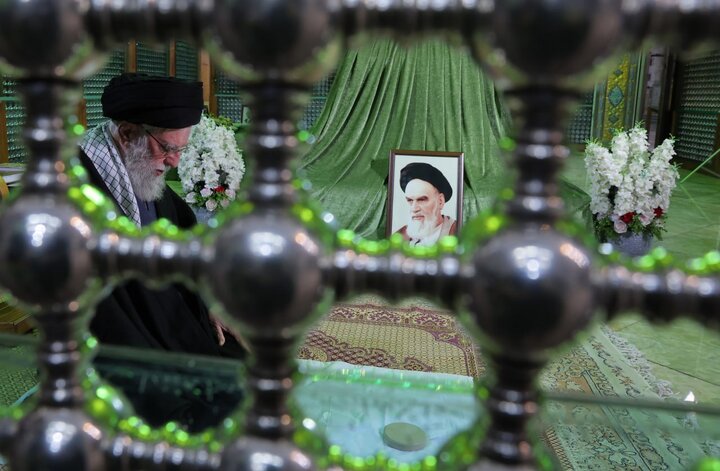 رهبر انقلاب در مرقد مطهر امام راحل (ره) حضور یافتند