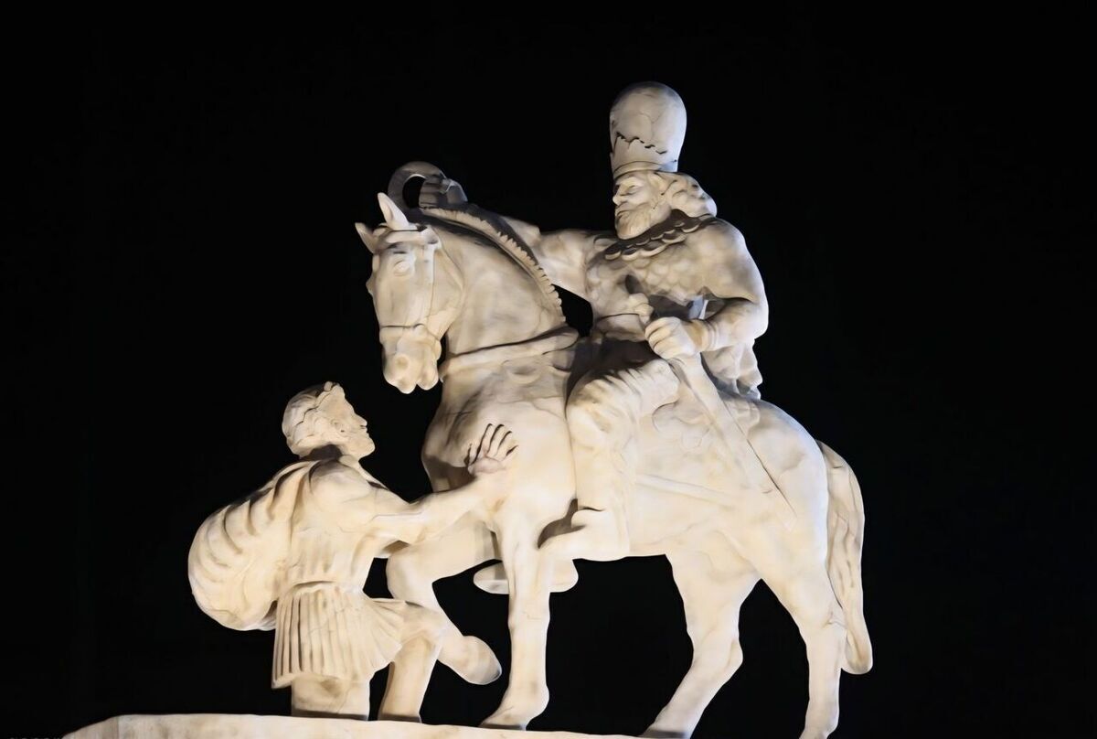 مجسمه والرین چیست و چرا در میدان انقلاب نصب شد؟